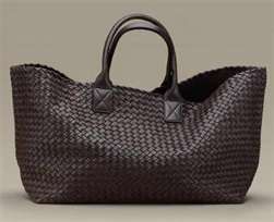 My favorite bags...Bottega Veneta. Beautiful hand woven leather from Italy. Dream Bag, Leather Tote Purse, Pocket Books, Dream Bags, Woven Tote Bag, Best Handbags, Big Bags, Boot Bag, Woven Bag