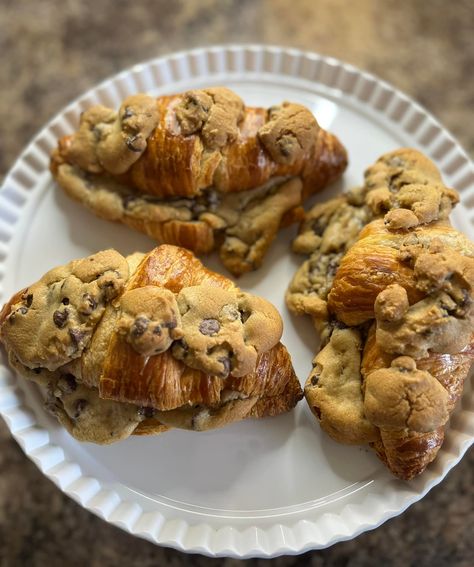 Chocolate Croissant Cookies, Cookie Croissant Recipe, Cookie Croissants, Croissant Dessert, Cookie Croissant, Aesthetic Croissants, Croissant Cookie, Food Core, Chocolatechip Cookies