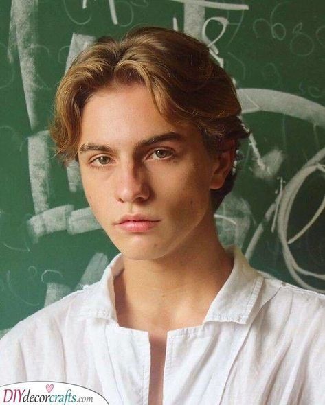 middle part/curtains hairstyle Middle Part Hairstyles Men, Middle Part Haircut, Curtain Haircut, 90s Hairstyles Men, Middle Hair, Trendy Mens Haircuts, Middle Part Hairstyles, Mens Hairstyles Thick Hair, Wavy Hair Men