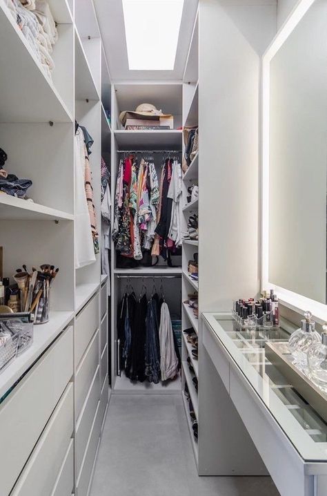 Narrow Walk In Closet Ideas, Long Narrow Closet, Small Walkin Closet, Narrow Walk In Closet, Zimmer Design, Narrow Closet, Narrow Bedroom, Small Walk In Closet, Walking Closet