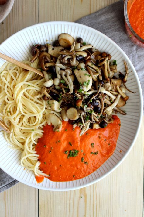 Wild Mushroom and Bell Pepper Sauce Spaghetti - Chef Sampler Mushroom Recipes, Brown Beech Mushrooms Recipe, Beech Mushroom Recipe, Shimeji Mushroom Recipe, Beech Mushrooms, Bell Pepper Sauce, Vegan Starter, Mushroom Spaghetti, Wild Mushroom Recipes