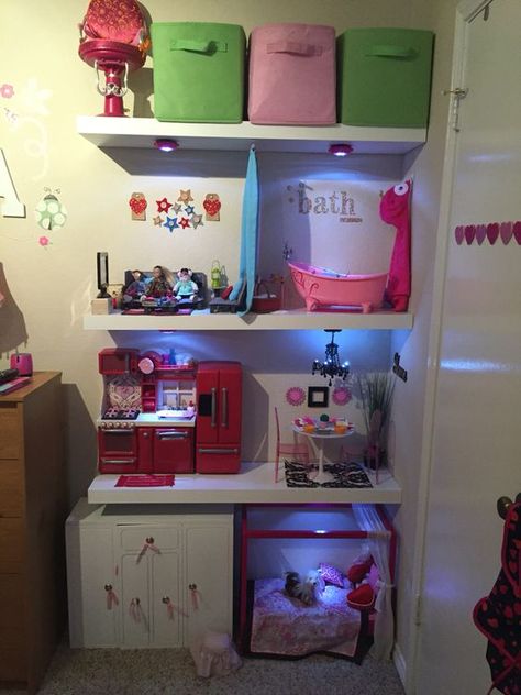 Can't stand toys and books everywhere in your house? Try these 34 toy storage ideas & kids room organization hacks to transform your kids' messy room. Toys Storage Ideas, American Girl Storage, Doll Organization, Toy Storage Ideas, Storage Ideas For Small Spaces, Our Generation Doll, Doll Storage, American Girl Doll House, Generation Dolls