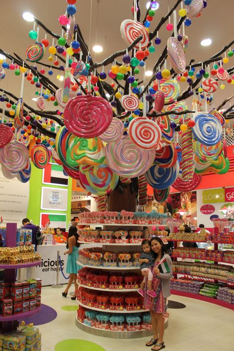 Image Candy Store Design, Candy Store Display, Boutique Patisserie, Candy Room, Giant Lollipops, Lollipop Tree, Buffet Dessert, Hello Sweetie, Candy Theme