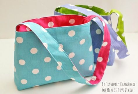 Easy reversible bag tutorial - makeit-loveit.com Toddler Purse, Kids Purse, Reversible Bag, Reversible Tote Bag, Diy Bags Purses, Costura Diy, Fabric Purses, Bag Tutorial, Sewing Projects For Kids