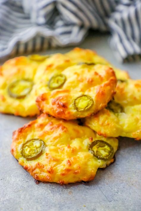 1 cup shredded cheese cheddar, mozzarella, any kind of cheese that melts well. 1/2 cup grated parmesan or asiago, other hard, dry Jalapeno Cheese Bread, Keto Jalapeno, Breakfast Low Carb, Jalapeno Cheese, Resep Diet, Keto Friendly Desserts, Low Carb Breakfast Recipes, Baked Bread, Keto Paleo