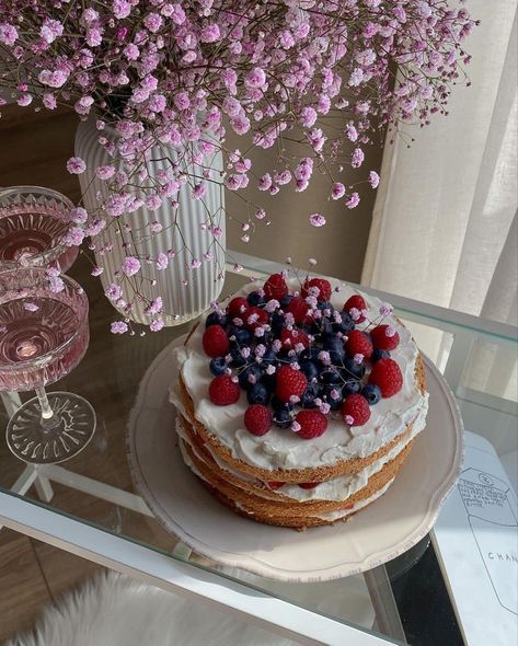 Tortas Aesthetic Vintage, Spring Birthday Cake Aesthetic, Fruit Cake Aesthetic, Berry Cake Aesthetic, Baking Cake Aesthetic, Flower Cake Recipe, Aesthetic Fruit Cake, Birthday Cakes Cottage Core, Chocolate Berry Cake