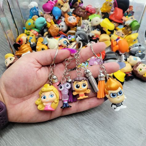 Disney Doorables Keychain, Disney Princess Diy Crafts, Doorables Disney Display Diy, Disney Doorables Keychain Diy, Diy Disney Accessories, Disney Crafts To Sell, Disney Keychain Diy, Disney Table Decorations, Disney Doorables Crafts