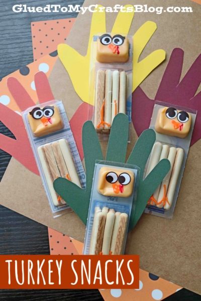 Turkey Snack Craft, Thanksgiving Treats For Toddler Classroom, Thanksgiving School Snacks, School Party Snacks, Turkey Crafts For Kids, Classroom Snacks, Turkey Crafts Kids, Theme Snack, Kids Food Crafts