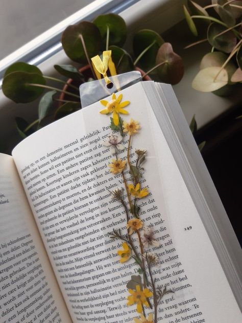 Pressed Flower Bookmark Laminated Diy, Pressed Flowers In Books, Laminated Flower Bookmark, Diy Bookmarks Laminate, Bookmark With Flowers, Laminated Pressed Flowers, Laminated Bookmark Ideas, Diy Laminated Bookmarks, Diy Pressed Flower Bookmark