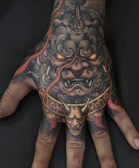 Ryu Dragon, Dragon Hand Tattoo, Foo Dog Tattoo Design, Japanese Hand Tattoos, Traditional Hand Tattoo, Hand Ideas, Oni Tattoo, Foo Dog Tattoo, Diy Engraving