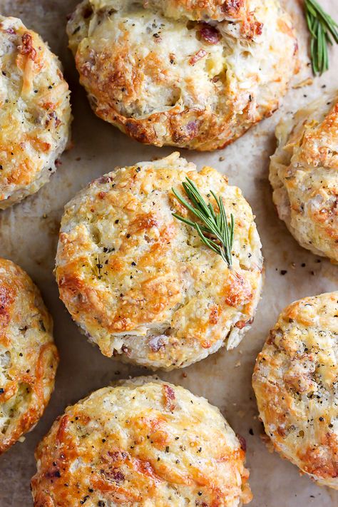 Low Carb Veggie, Apple Biscuits, Baker By Nature, Cheddar Biscuits, Buttery Biscuits, Snacks Für Party, White Cheddar, Biscuit Recipe, Dinner Rolls