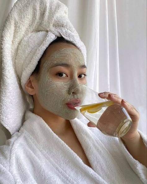 skincare model; hydration; skincare mask; lemon; chill Sunday; relax; pamper Spa Self Care, Green Tea Face Mask, Avocado Face Mask, Green Tea Face, Mask Aesthetic, Facial Rejuvenation, Vogue Beauty, Skin Care Mask, Clean Girl Aesthetic