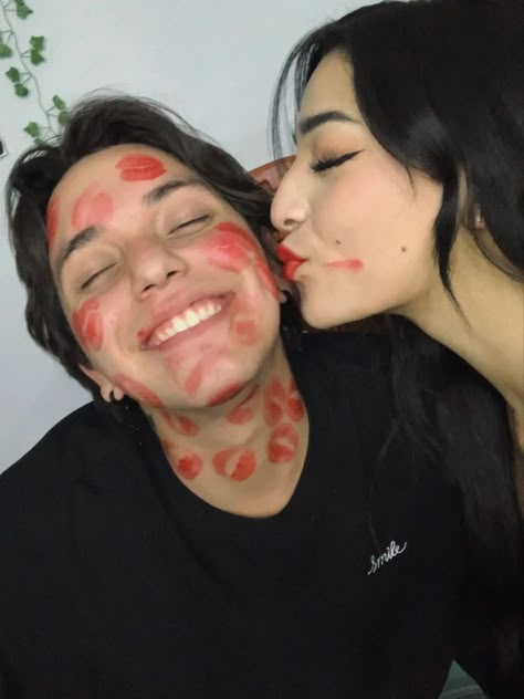 Lipstick Heart On Cheek Couple, Lipstick Kisses All Over Face Boyfriend, Kiss Photo Idea, Lipstick Trend With Bf, Couple Photo Kiss, Cute Couple Trends, Ideas Para Fotos En Pareja, Couple Trends, Novios Aesthetic