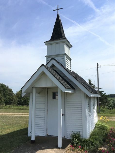 This tiny Michigan church is always open to the public - mlive.com Small Chapel, Torch Lake, Farm Market, Family Destinations, Country Church, Lake Huron, Old Churches, Brew Pub, Rooftop Bar