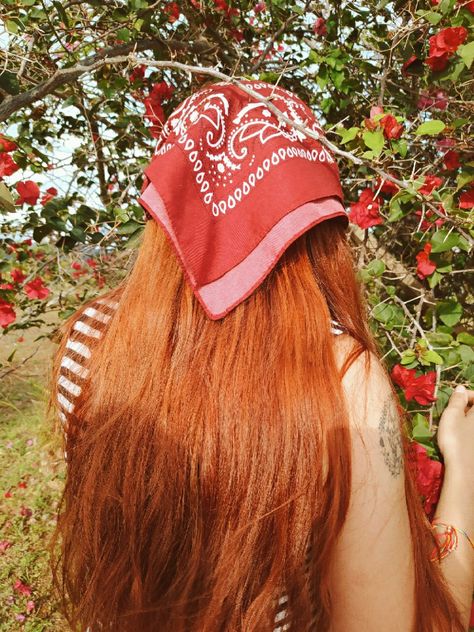 Red hair girl, cabello de tono cobrizo y largo Red Hair Bandana, Red Haired Girl Aesthetic, Red Head Girl Aesthetic, Ginger Icons, Artsy Girl Aesthetic, Girls With Nose Rings, Tomato Girl Aesthetic, Country Girl Aesthetic, Red Hair Girl