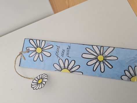 Petit marque page mignion, utile pour les fans de fleurs ! Marques Pages, Handmade Bookmarks Diy, Bookmark Ideas, Cute Bookmarks, Diy Bookmarks, Book Markers, Cute Couple Cartoon, Bookmarks Handmade, Drawing For Kids