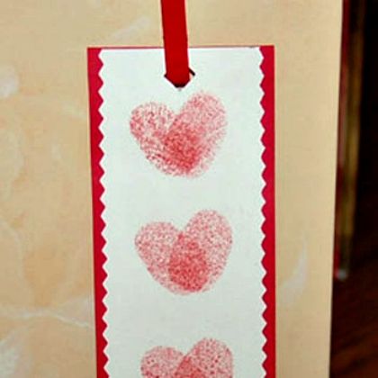 Mothers Day Bookmark Crafts For Kids, Diy Valentine Bookmarks Kids, Valentine Books For Kids, Kids Bookmark Craft, Kids Bookmarks Diy, Valentine Book Marks, Valentine Bookmarks For Kids, Bookmarks For Kids To Make, Crafts For Kids Valentines Day