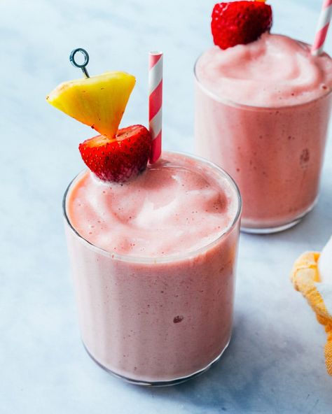 Healthy Soomthies, Strawberry Watermelon Smoothie, Low Sugar Yogurt, Strawberry Pineapple Smoothie, Strawberry Blueberry Smoothie, Pineapple Banana Smoothie, Strawberry Mango Smoothie, Pineapple Smoothie Recipes, Frozen Fruit Smoothie