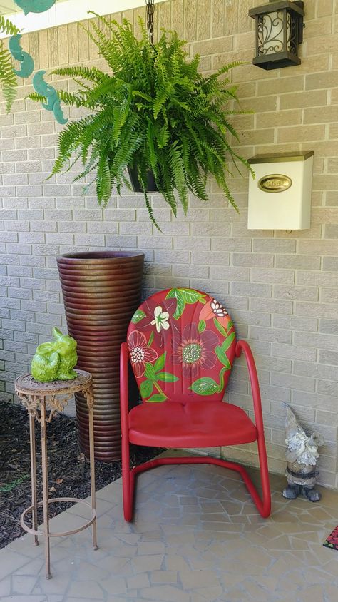 Poolside Ideas, Painted Metal Chairs, Painting Chairs, Outside House Decor, Painted Screens, 60s Chair, Metal Lawn Chairs, Vintage Metal Chairs, Upcycle Inspiration