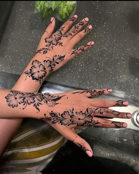 #hennaart #hennadesign #hennatattoo #hennainspiration #hennalove #hennalife #hennapattern #hennamakeup #hennaparty #hennahair Khaliji Henna, Cute Henna Designs, Cute Henna Tattoos, Henna Style Tattoos, Henna Inspo, Pretty Henna, Henna Nails, Henna Inspired Tattoos, Cute Henna