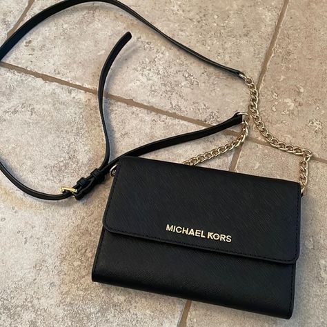 Michael Kors crossbody wallet bag Michel Corse Bags, Michael Kors Bag Aesthetic, Michael Kors Handbags Black, Purse Aesthetic, Michael Kors Bag Black, Ni Idea, Michael Kors Crossbody Bag, Michael Kors Shoulder Bag, Girly Bags