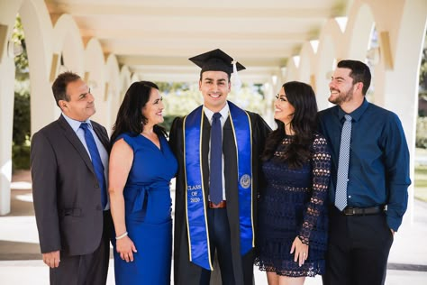 Family Pictures Graduation, Family College Graduation Pictures, Graduation Photography Family, Graduation Photography Poses With Family, Poses For Graduation Photos With Family, Graduation Picture Poses With Family, Graduation Family Outfit Ideas, College Graduation Family Pictures, Graduation Picture With Family