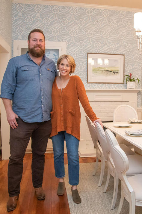 Even though we all can't have Erin Napier styling and decorating our homes, we can learn a lot of tricks and tips for creating a space that instantly feels like home that's full of unique charm just by watching HGTV's Home Town. Home Town Hgtv, Short Bob With Bangs, Ben Napier, Laurel Mercantile, Erin Napier, Small Terracotta Pots, Short Bobs With Bangs, Classic Tv Shows, Decorative Napkins