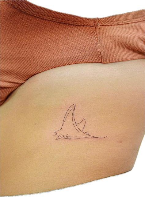 Manta Ray Back Tattoo, Manta Tattoo, Manta Ray Tattoo, Underwater Drawing, Australian Tattoo, Ray Tattoo, Shark Tattoos, Spine Tattoos, Manta Ray