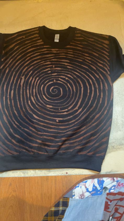 Spiral Bleached Shirt, Bleach Tshirt Designs Y2k, Y2k Bleached Shirt, Bleach Sweater, Bleach Dyed Shirts, Painted Tshirts Diy Ideas, Bleach Black Shirt Diy, Bleach Tee Shirt Ideas, Bleached Hoodie