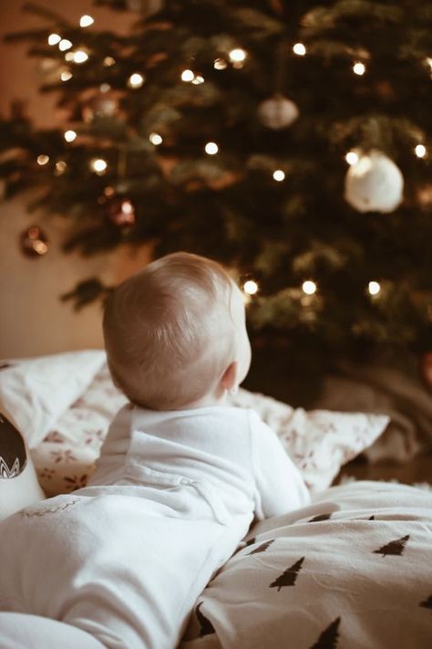 Faceless Baby Photos Christmas, Christmas Tree Photoshoot Kids, Baby At Christmas, At Home Baby Christmas Photoshoot, Family At Home Christmas Pictures, Baby Christmas Aesthetic, Baby Christmas Photos At Home, Family Photography Christmas, Christmas Baby Pictures Newborn