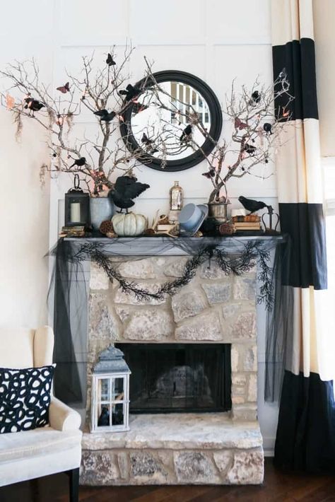 Halloween Interior Decorations, Halloween Living Room Decor, Halloween Mantel Decor, Chic Halloween Decor, Halloween Chic, Elegant Halloween Decor, Halloween Fireplace, Halloween Living Room, Halloween Decoration Ideas