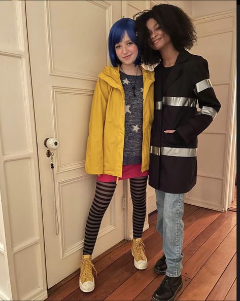 Coraline And Whybee Costume, Halloween Costumes Gender Neutral, Caroline And Wybie Costume, Androgynous Halloween Costumes, Coraline Aesthetic Outfit, Indie Halloween Costumes, Lesbian Halloween Costumes, Coraline Wybie, Coraline Halloween Costume