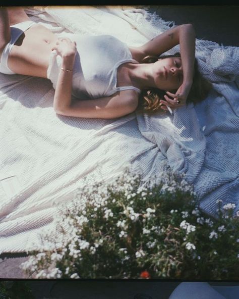 Camille Jansen, Camille Rowe Style, Camille Rowe, Mazzy Star, 사진 촬영 포즈, Mixed Emotions, Sofia Coppola, French Girl, Hot Days