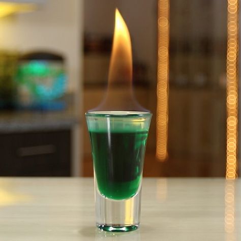 The Flaming Mouthwash is one of sexiest flaming shooters out there. This gorgeous green shot mixes up creme de menthe, blue curacao, and Everclear, and will get you tipsy in about one second flat. Flaming Cocktails, Flaming Shots, Fruity Shots, Birthday Cake Shots, Shooter Recipes, Cake Shots, Green Shot, Melon Liqueur, Tipsy Bartender