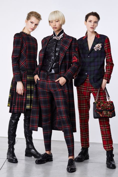 Ermanno Scervino Pre-Fall 2018 Fashion Show Collection Preppy Punk Outfits, Preppy Punk, Tartan Fashion, Estilo Punk, Ermanno Scervino, Plaid Fashion, Fashion 2018, Tartan Plaid, Kilt