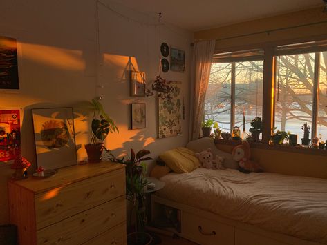 Tall Walls Bedroom Ideas, Simplicity Room Ideas, Nostalgic Bedroom Aesthetic, Morning Room Aesthetic, Room Aesthetic Autumn, Tiny Bedroom Aesthetic, Small Aesthetic Bedroom, No Bedframe Bedroom Ideas, Sleepy Bedroom