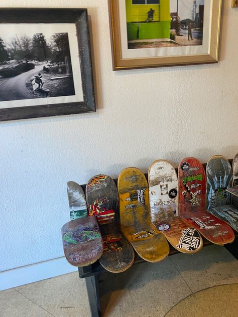 Skateboard On Wall Aesthetic, Skateboard Shelves Diy, Skateboard Shop Aesthetic, Skate Board Deck Wall Art, Skate Shop Interior, Skateboard In Room, Skate Shop Aesthetic, Skate Shop Design, Skate Room