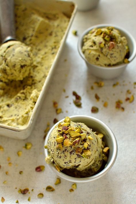 Pistachio ice cream with dark chocolate flakes Chocolate Flakes, Chocolate Shards, Gelato Recipe, Chilled Desserts, Pistachio Ice Cream, Summer Baking, Homemade Ice Cream Recipes, Sorbet Recipes, Cold Desserts