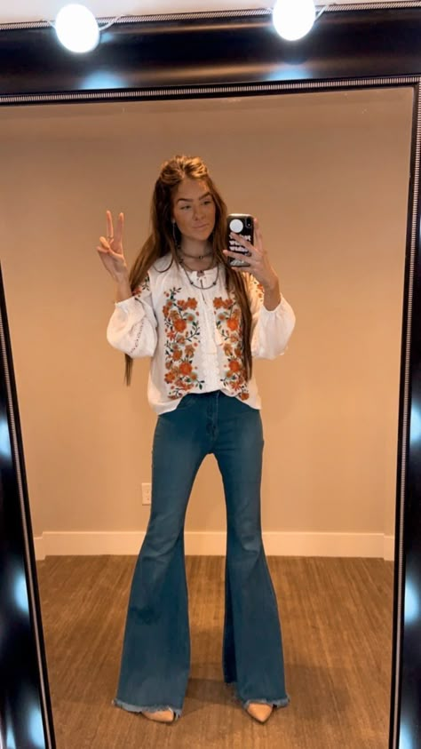 Cute Western Blouses, Fall Flair Jeans Outfit, Marijka Dam Outfits, Flare Jeans Teacher Outfit, Flare Jean Outfits Summer, Super Flare Jeans Outfit, Flare Jeans Outfit Summer, Corporate Cowgirl, Flared Jeans Outfit Summer