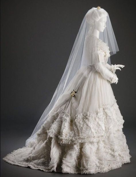 Victorian Wedding Dresses, Victorian Wedding Dress, Mode Tips, Tulle Wedding Gown, Dress History, White Wedding Dress, Victorian Wedding, Wedding Gowns Vintage, Antique Dress