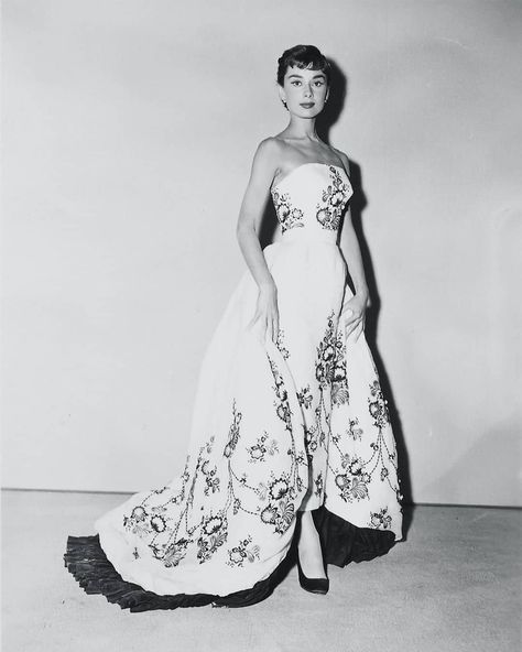 Audrey Hepburn In Costume Tests For Sabrina🎬 (1954) . Follow @celebfashionstyles for more . Tag a friend Audrey Hepburn Givenchy, Sabrina Audrey Hepburn, Audrey Hepburn Costume, Audrey Hepburn Outfit, Sabrina 1954, Audrey Hepburn Dress, Audrey Hepburn Photos, Sabrina Dress, Givenchy Dress