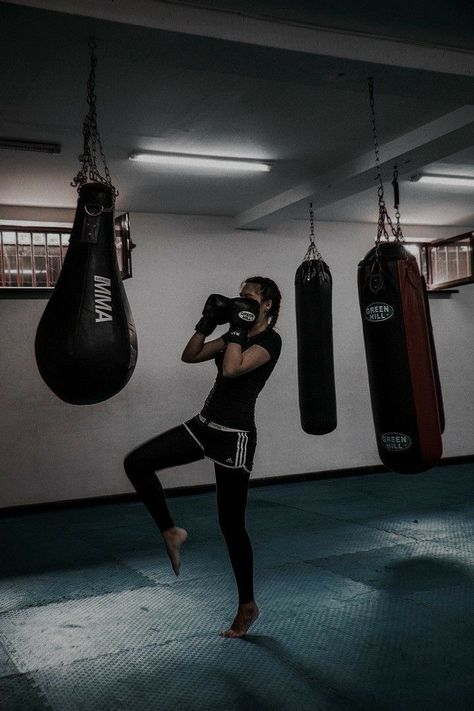 Boxer Aesthetic, Boxe Thai, Trening Sztuk Walki, Boxing Girl, Kickboxing Workout, Badass Aesthetic, Sports Aesthetic, Women Boxing, Cooler Look