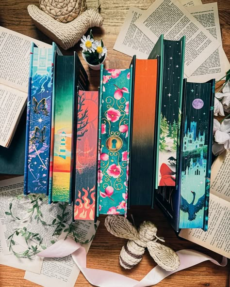 Do you have the day off today? Any plans? Happy ✨minimalist Monday✨ featuring some pretty sprayed edges! #fantasybookstagram #fantasyromancebookstagram #sprayededges #spredges #sprayededgesbooks Painted Book Spines, Book Spine Painting, Books With Sprayed Edges, Diy Book Edges, Diy Sprayed Book Edges, Book Edges Painting, Book Sprayed Edges, Foredge Painting, Sprayed Edges Books