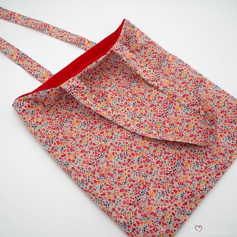 Tuto - Coudre un tote bag réversible en liberty - Au coeur d'une maman Bags Sewing, Diy Tote, Tote Bag Tutorial, Reversible Tote Bag, Tote Bags Sewing, Crochet Clutch, Bag Tutorial, Diy Tote Bag, Reversible Tote