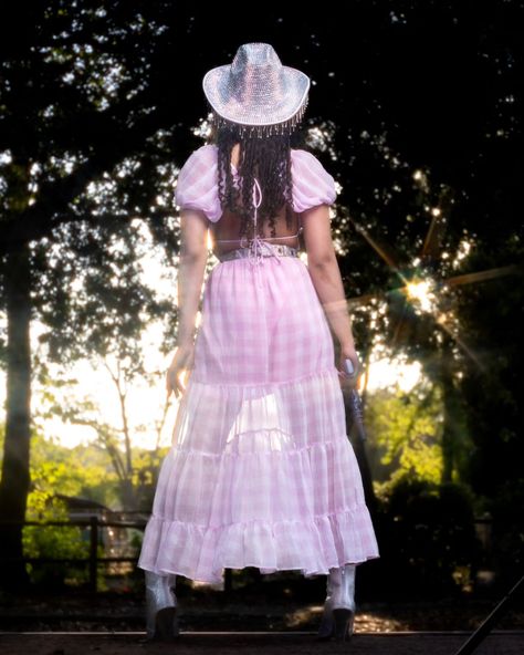 "Picture you" Photographer: @fayd_art Models: @m3iday @belles_dimension @callmeclementine__ @emilypaigecarter @yea.im.random #cowboy #cowgirlphotoshoot #cowgirldelicada #cowgirlhat #cowgirl #cowboyfashion #cowgirlpinup #cowgirloutfits #cowgirlstyle #cowgirlphotography #cowgirldance #cowgirlsdazzlin Space Cowgirl Costume, Cowgirl Photography, Cowgirl Photoshoot, Art Models, Space Cowgirl, Cowgirl Costume, Barbie Party, Cowboy Style, Cowgirl Outfits