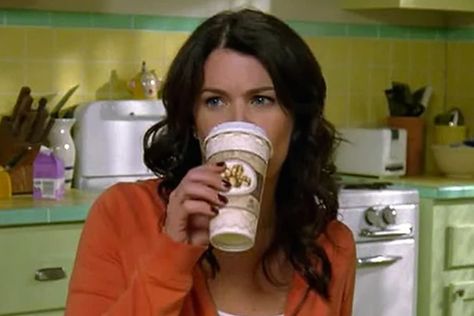 Lorelai Gilmore Coffee, Gilmore Girls Lorelai, Lorelei Gilmore, Gilmore Girls Fan, Gilmore Girl, Lauren Graham, Lorelai Gilmore, Debby Ryan, Vogue Australia