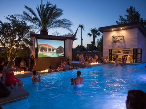 12 Crazy Outdoor Extras at the Property Brothers' Las Vegas Home | Property Brothers at Home | HGTV Backyard Movie Theaters, Pool At Night, Luxurious Pool, Piscina Interior, Backyard Movie, Las Vegas Homes, Deck Designs, Outdoor Theater, Property Brothers