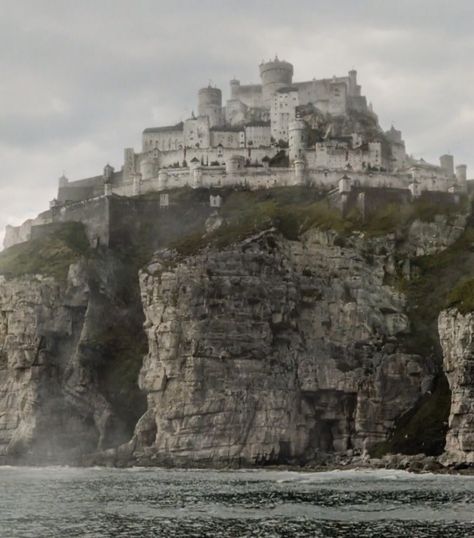 Casterly Rock Game Of Thrones, Casterly Rock Aesthetic, Lannister Aesthetic, Lannister House, Casterly Rock, Kings Landing, Rock Games, Breathing Fire, Game Of Thrones Artwork