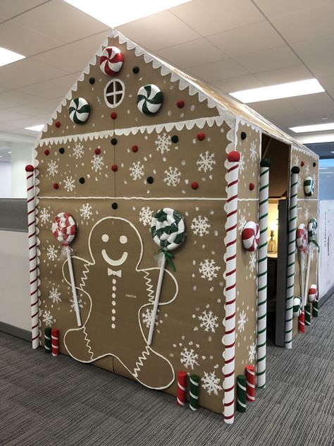 Gingerbread Christmas Office Decorations, Christmas Decorated Cubicle At Work, Christmas Decor Ideas Office Cubicle, Cubicle Decor Ideas Christmas, Christmas Work Desk Decor, Christmas Decor For Cubicle, Christmas Theme Cubicle Ideas, Gingerbread Office Decor, Christmas Decor For Office Cubicle