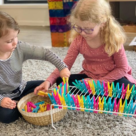 🌻 Let’s Play & Learn! on Instagram: “A simple wire rack from @kmartaus and some coloured pegs! Honestly one of their faves! This one is so awesome for fine motor and I loved…” Fine Motor For Handwriting, Fine Motor Peg Activities, Fine Motor Provocations, Peg Activities For Toddlers, Fine Motor Prek, Fine Motor Stations, Sabbath Traditions, Dexterity Activities For Kids, Peg Activities